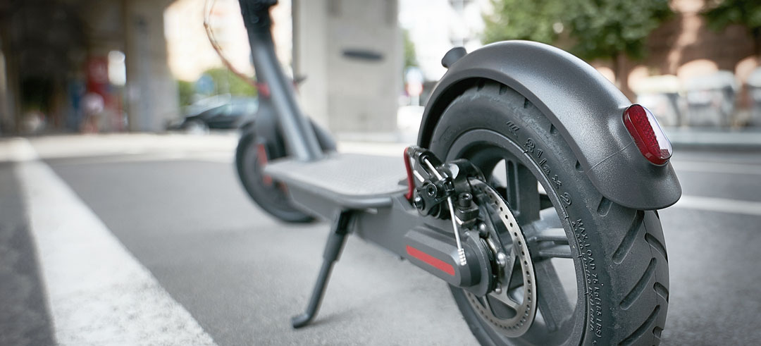 Patinete eléctrico aparcado en la calle