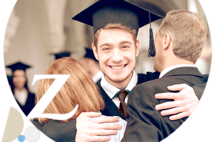 chico recién graduado abrazando a sus padres