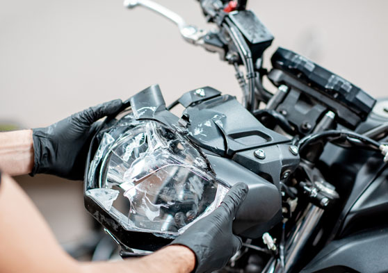 Moto con la luz delantera rota tras un accidente