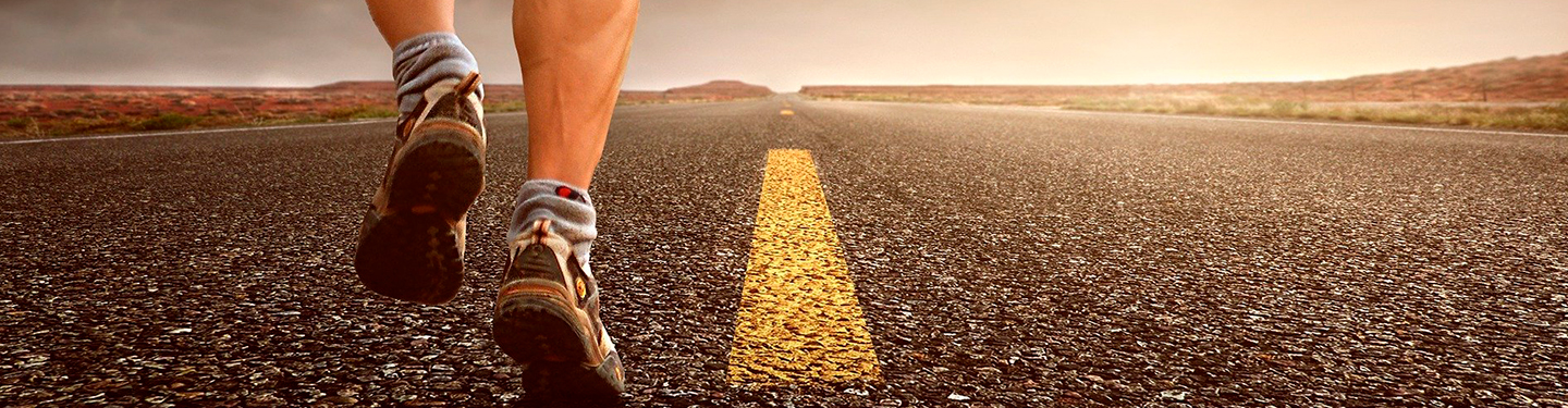 Persona corriendo por la carretera