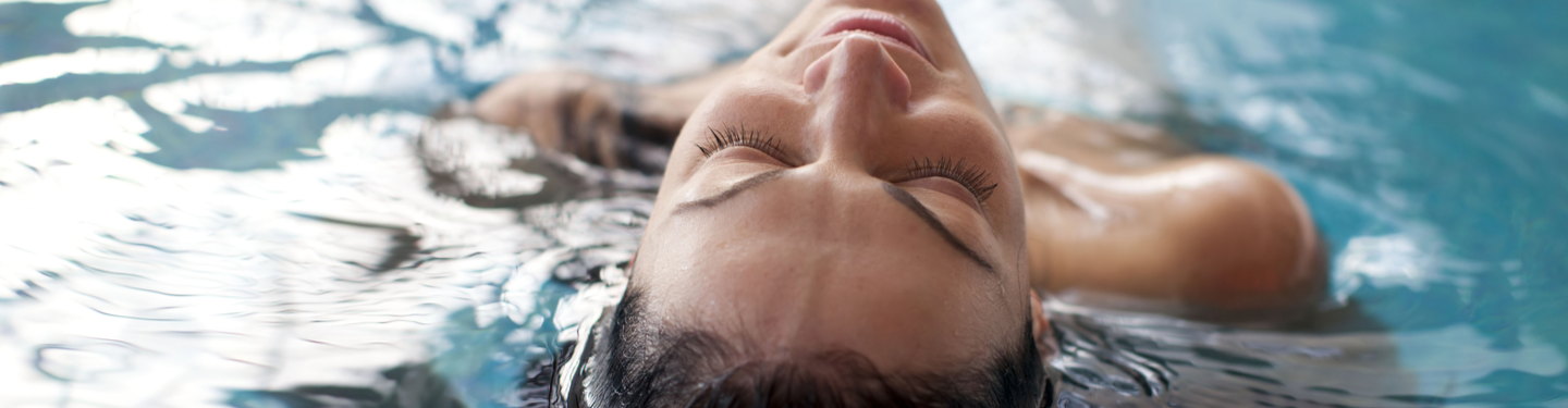 Mujer relajada en una piscina