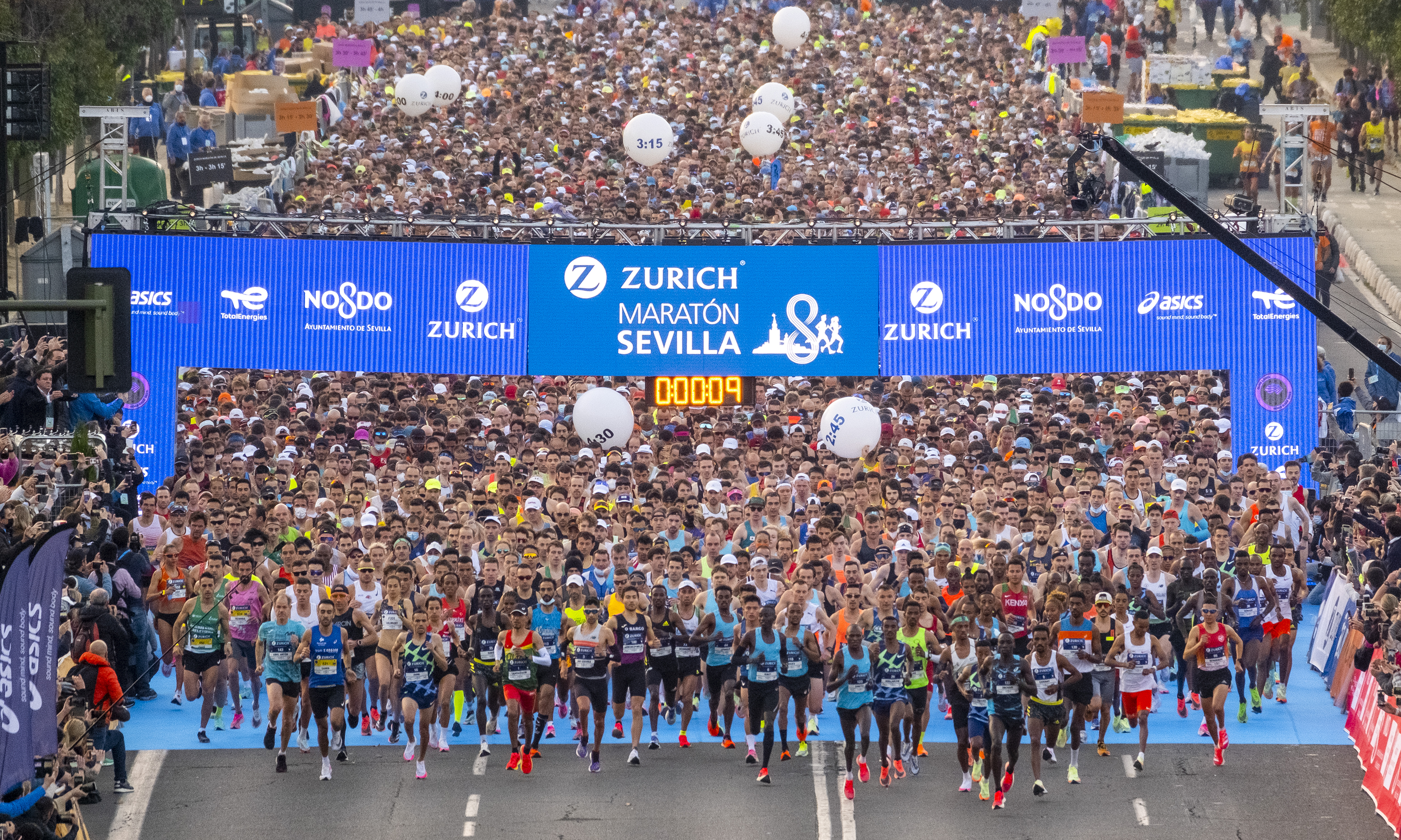 participantes línea salida Zurich Maratón Sevilla 