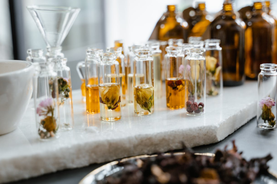 Diferentes frascos con agua y flores