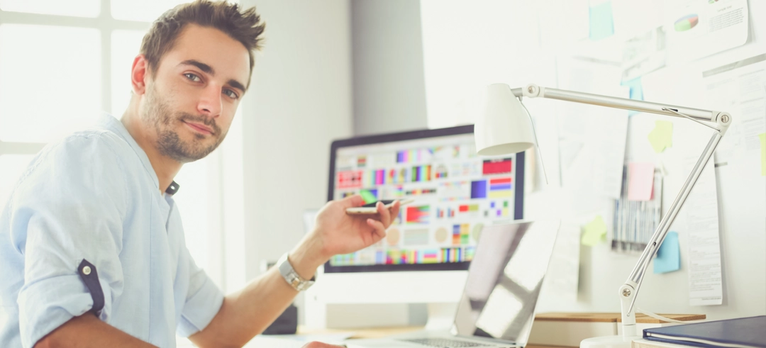 Chico joven trabajando como autónomo con el ordenador