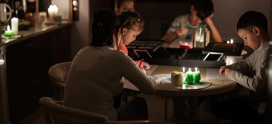 Familia realizando actividades a la luz de las velas