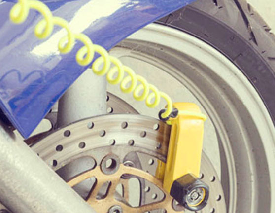 Rueda de una moto con un candado para evitar el robo